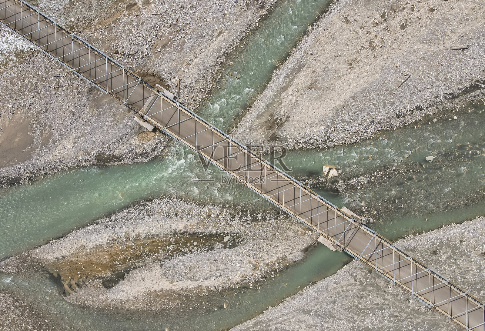 东帝汶艾纳罗市哈图布利科村河流上桥梁建设的鸟瞰图。东帝汶仍然非常需要改善交通通行能力。照片摄影图片