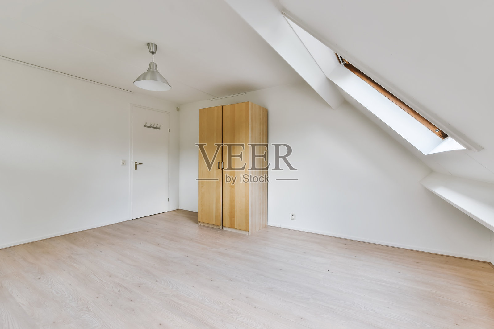 明亮而美丽的房间，配有镶木地板照片摄影图片