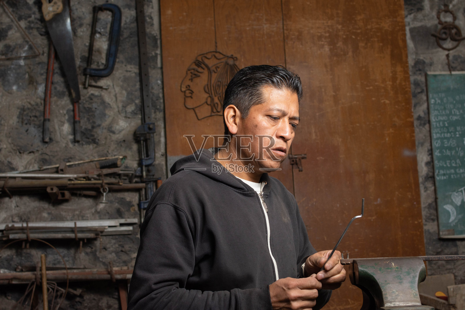 专业铁匠：在金属条加工方面的卓越技能照片摄影图片