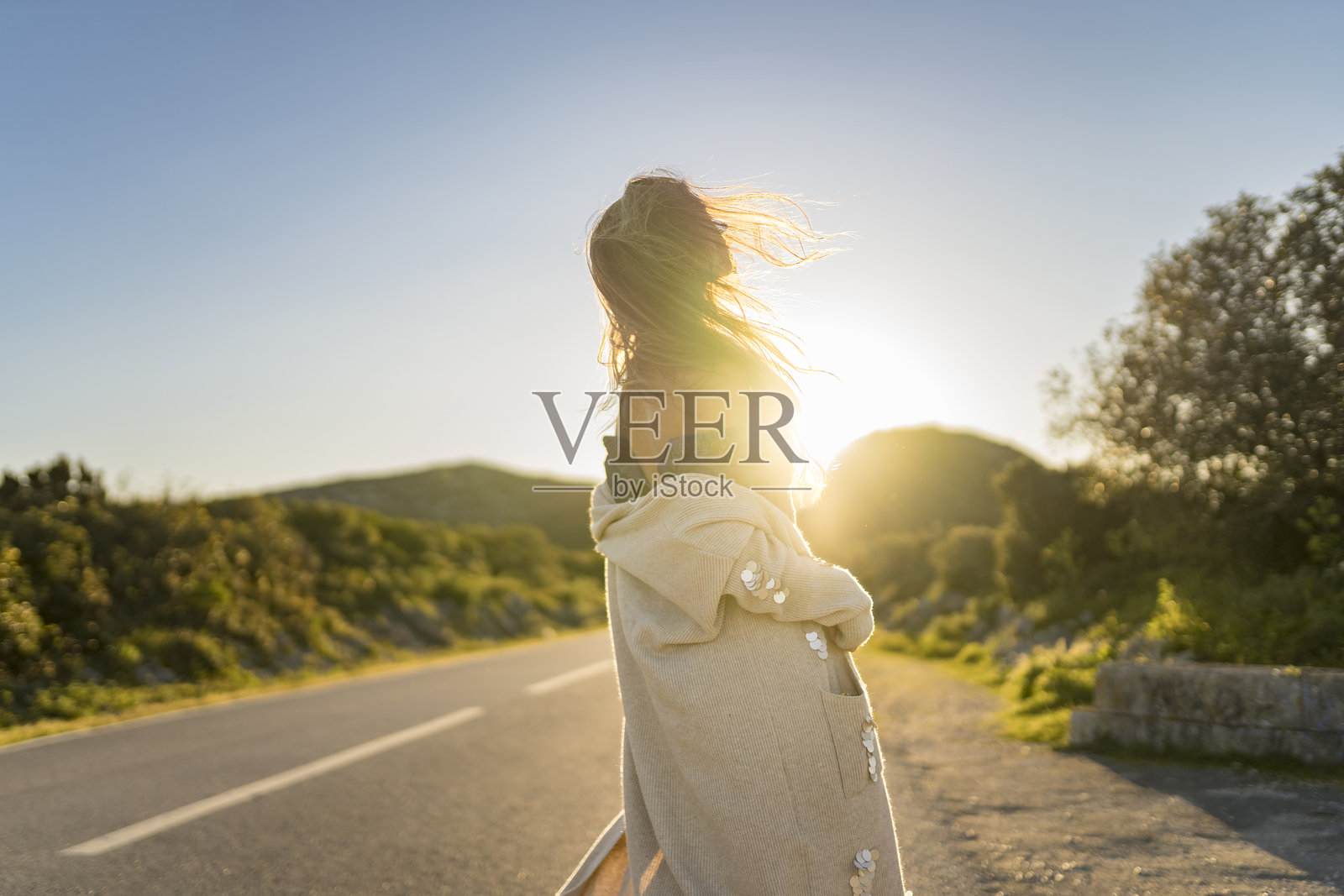 日落时分在阿拉比达山脉的美丽女性照片摄影图片