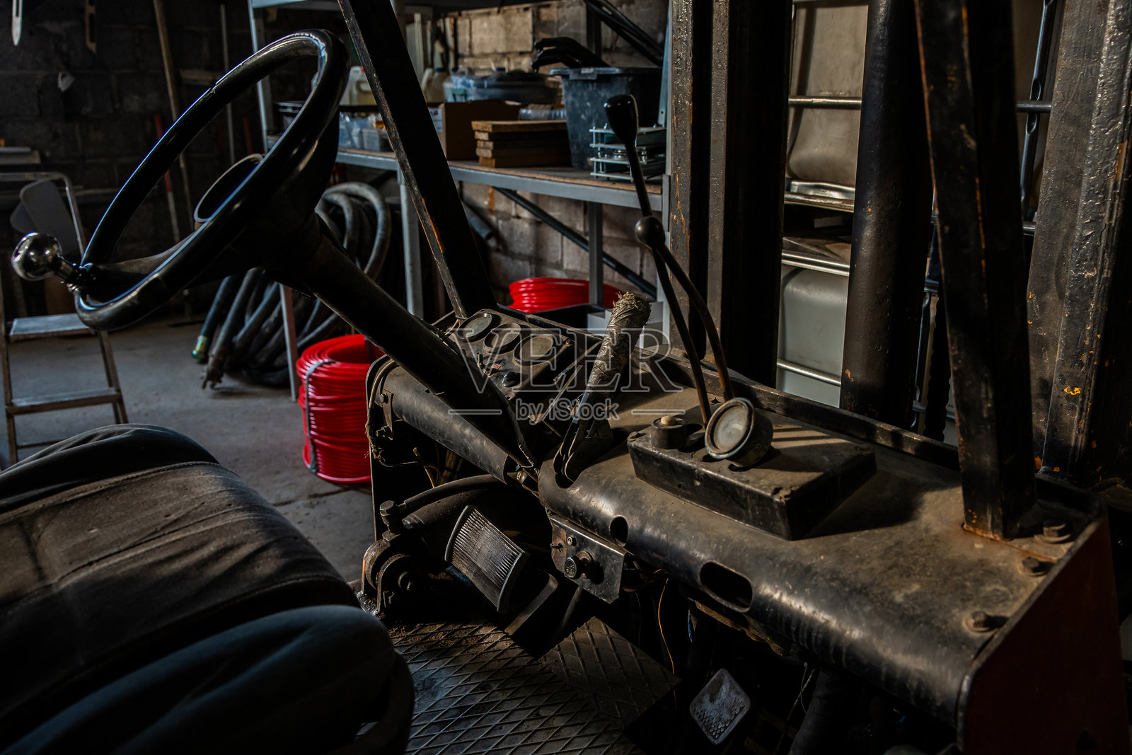 旧叉车的内部，配有控制杆和仪表盘照片摄影图片