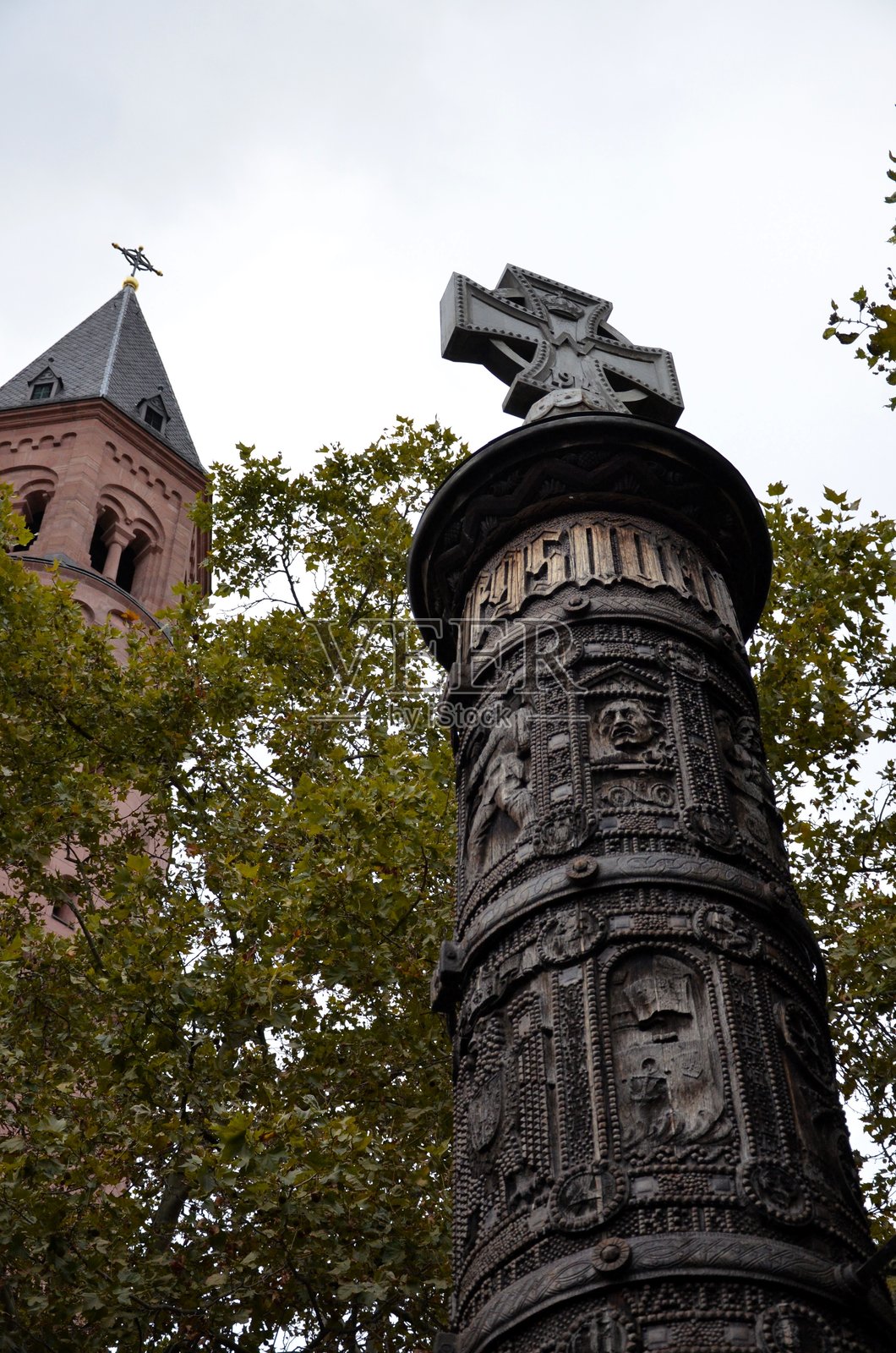 德国美因茨 2024年5月10日：人们在美因茨老城的美因茨大教堂附近欣赏纳格尔柱纪念碑的美景。照片摄影图片