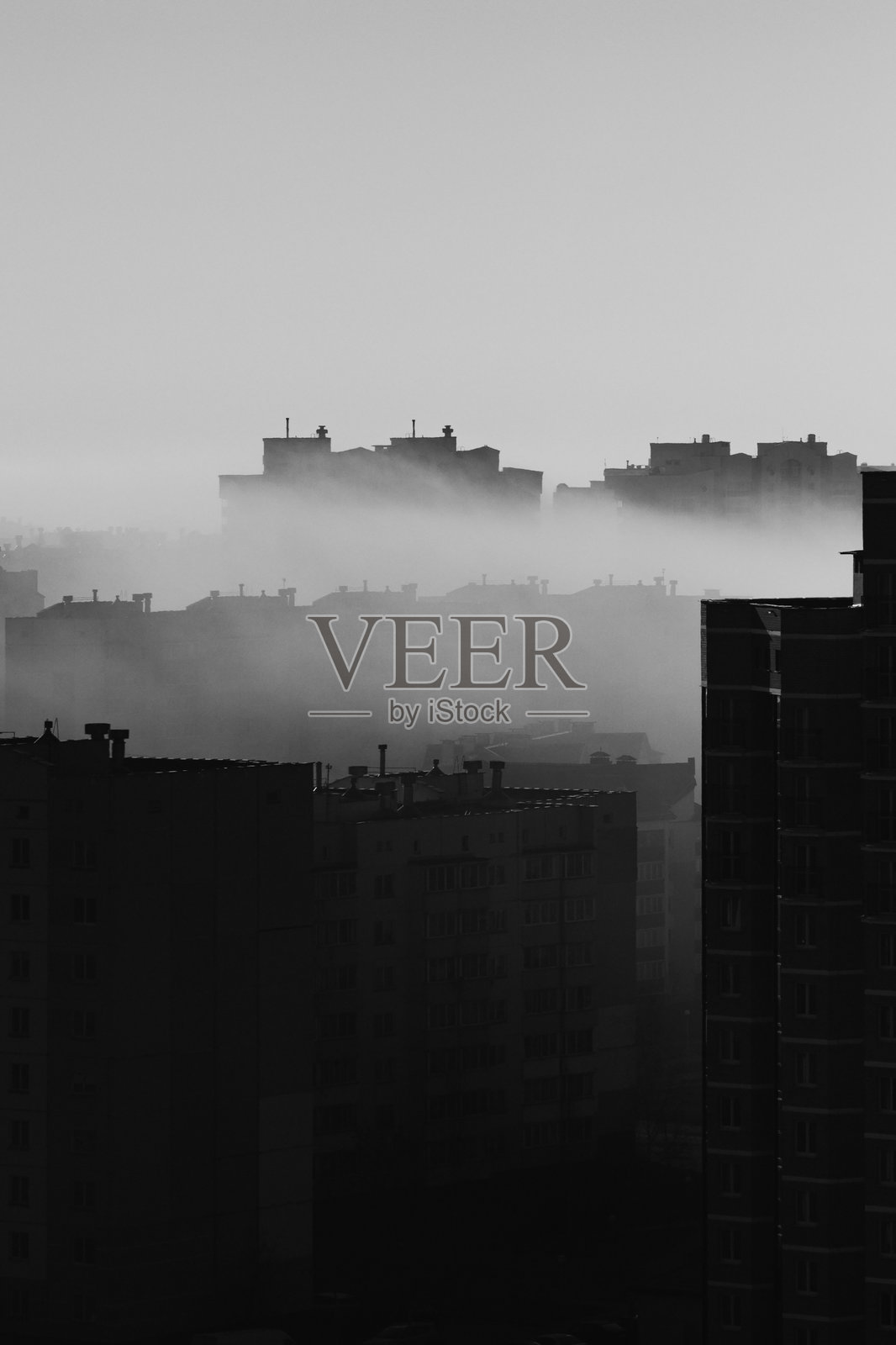 城市风景。一朵云降临在城市上空。照片摄影图片