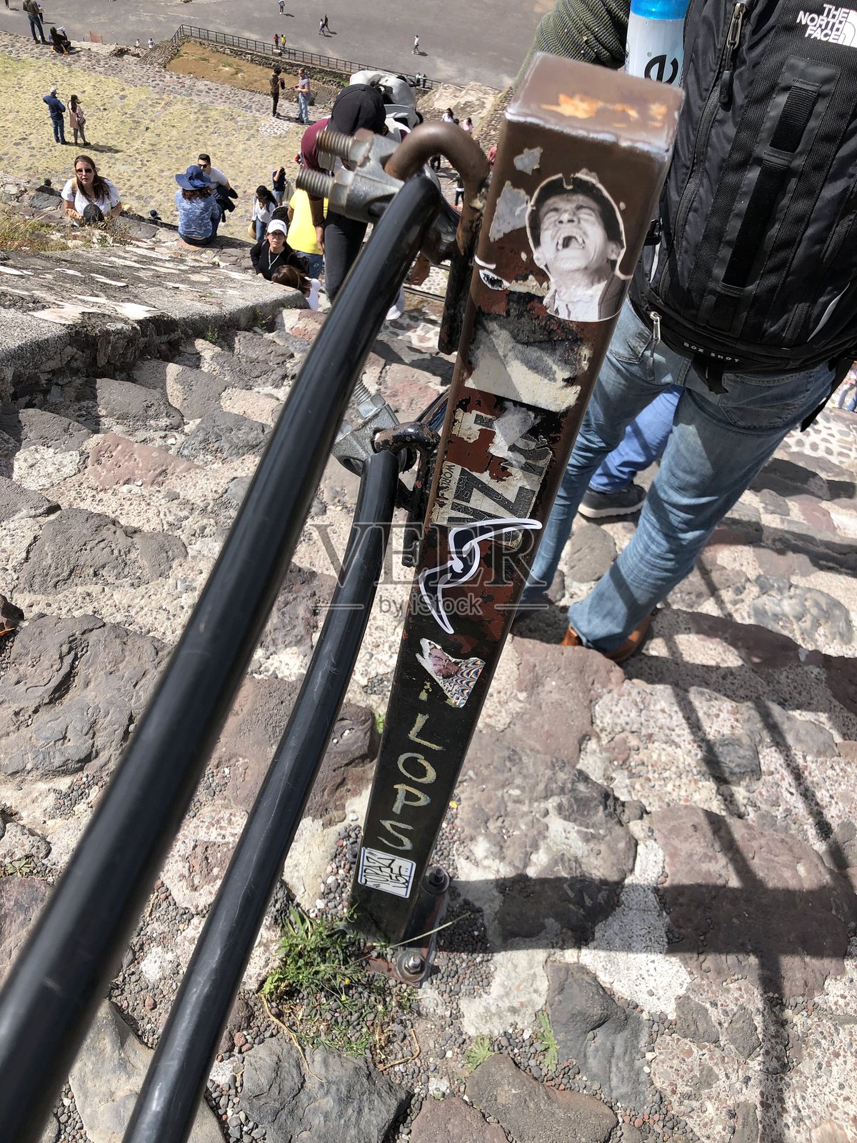 从太阳神庙俯瞰墨西哥城的特奥蒂瓦坎全景。游客们从这座古城中最大的建筑物上走下。照片摄影图片