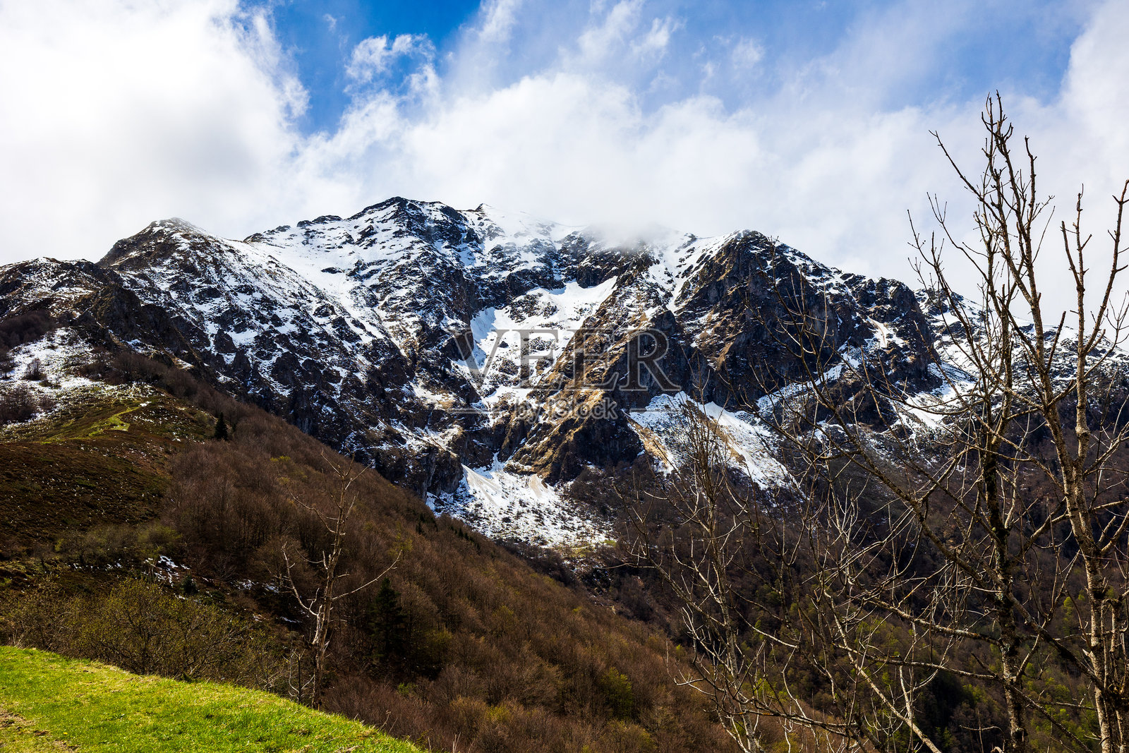 春季的蒙特瓦利耶山脉，从阿里埃日的库塞朗地区的科尔山口俯瞰照片摄影图片
