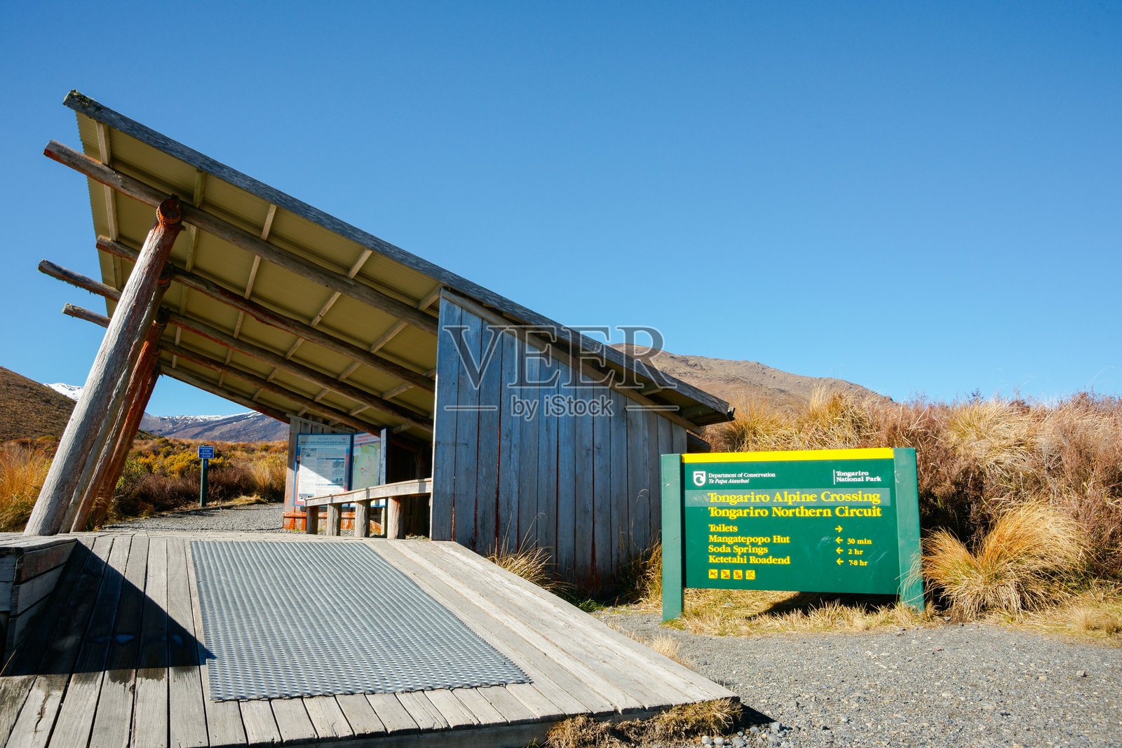 汤加里罗穿越步道一端的信息标志和避难所照片摄影图片