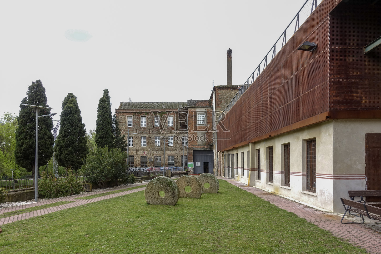 位于赫尔特河旁的老面粉厂如今是普拉森西亚人民大学的总部。照片摄影图片