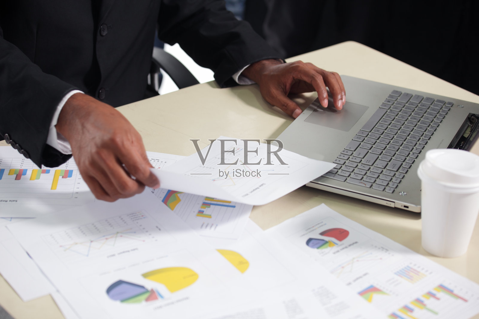 商务专业人士在办公桌上分析报告和数据照片摄影图片