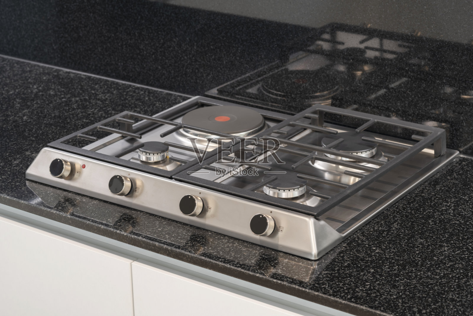 现代厨房中的燃气灶照片摄影图片