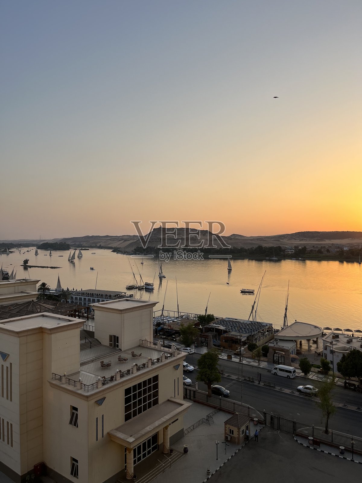 阿斯旺尼罗河上的日落与传统的费卢卡船照片摄影图片