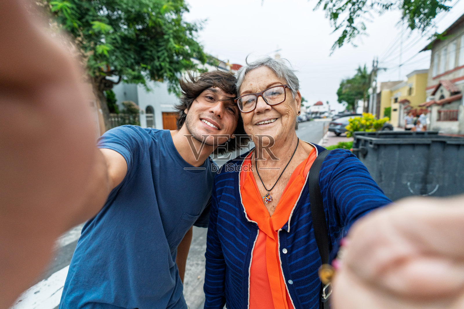 年轻人和祖母在户外享受时光照片摄影图片