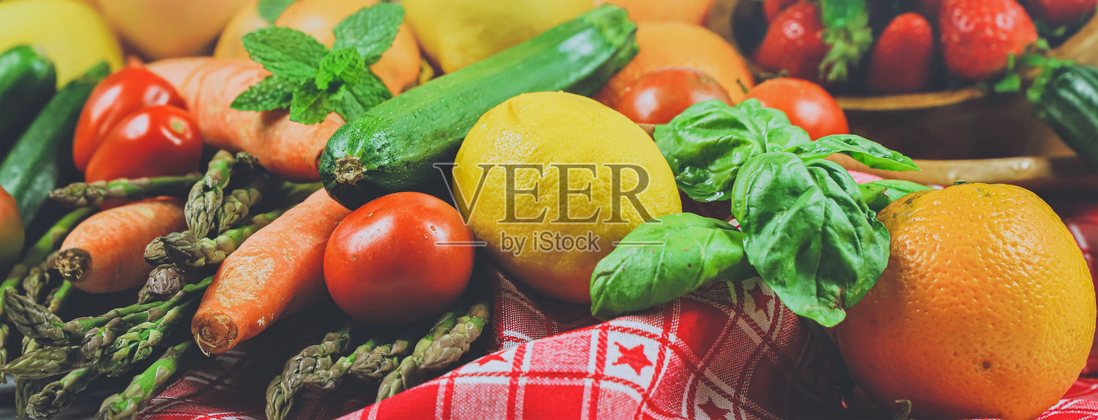 从上方俯视的乡村风格混合水果和蔬菜的组合照片摄影图片