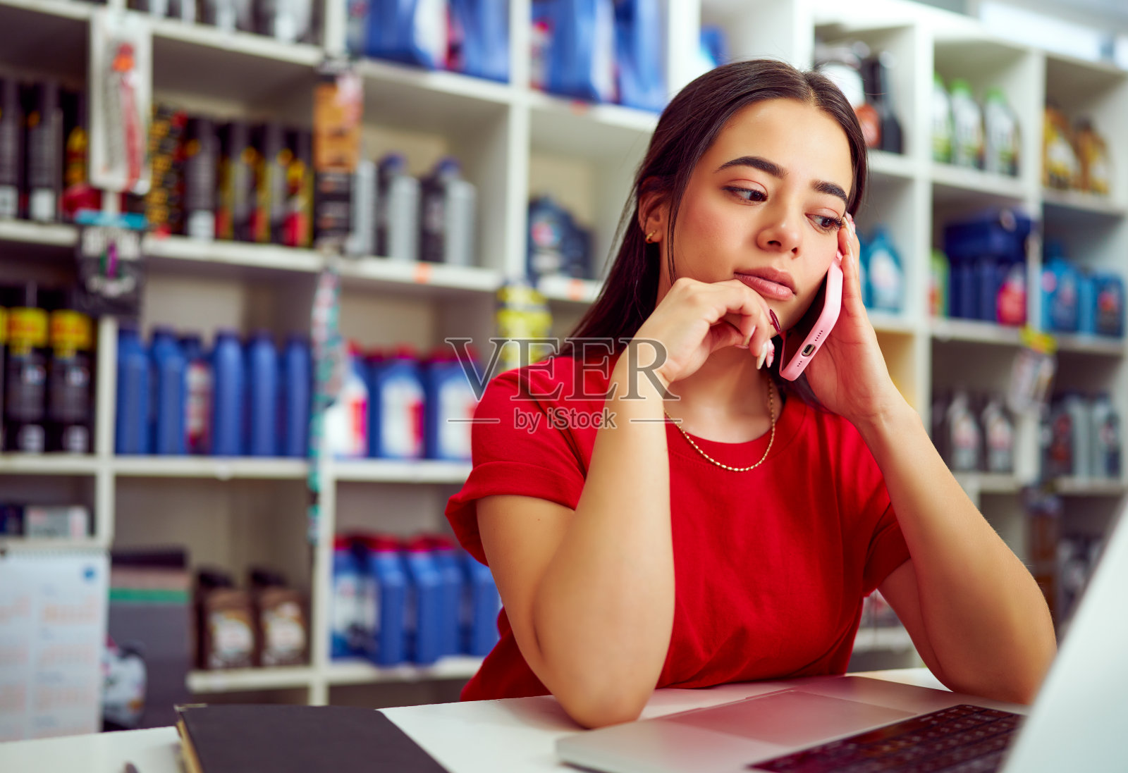 店员在手机和笔记本电脑上管理订单和物流照片摄影图片