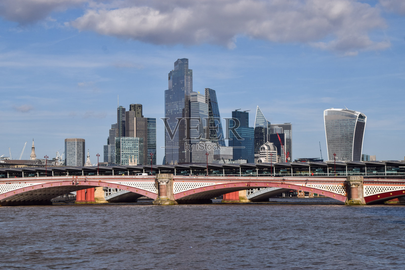 伦敦市天际线与布莱克弗赖尔桥照片摄影图片