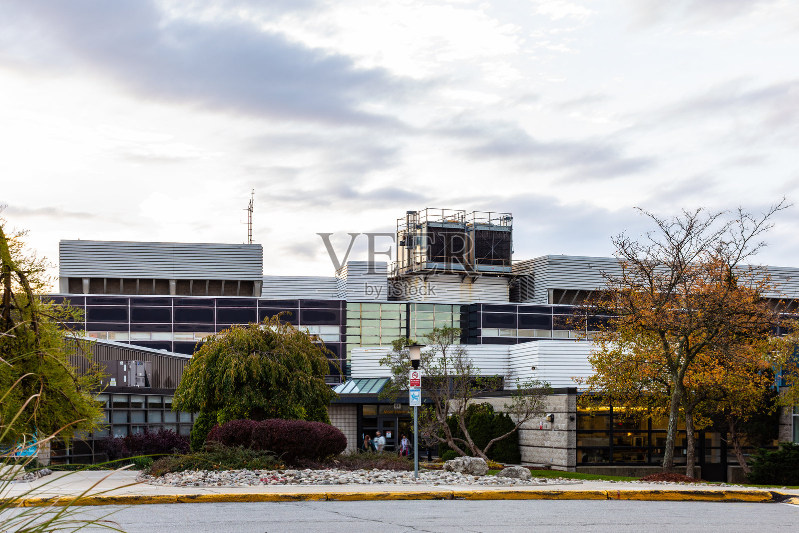 现代机构建筑外观与树木和景观设计照片摄影图片