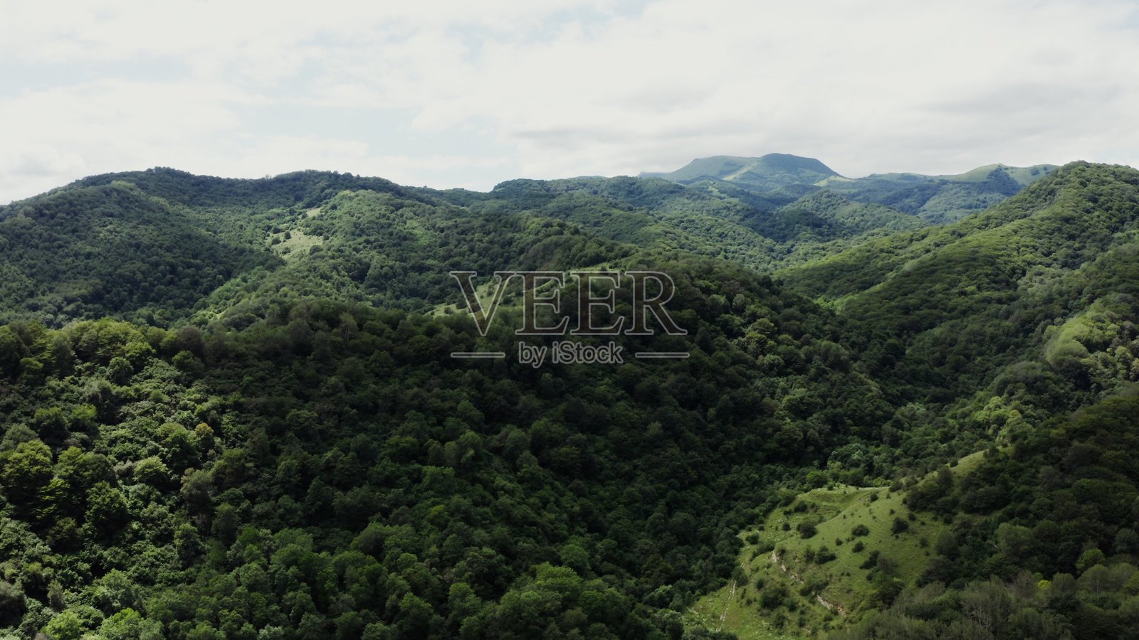 从四旋翼无人机拍摄的被森林覆盖的丘陵山谷景观照片摄影图片