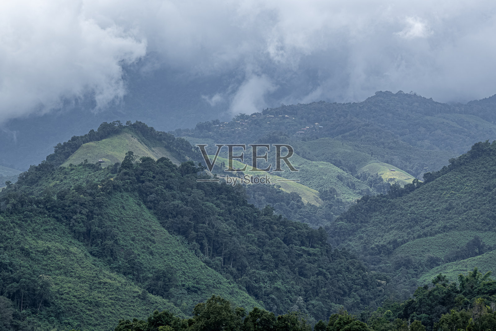 美丽的风景，山脉上云彩形成阴影，壮丽的山脉，森林观景点，南省。照片摄影图片