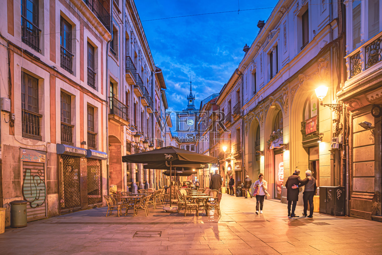 西班牙奥维耶多老城的餐馆街夜景。照片摄影图片