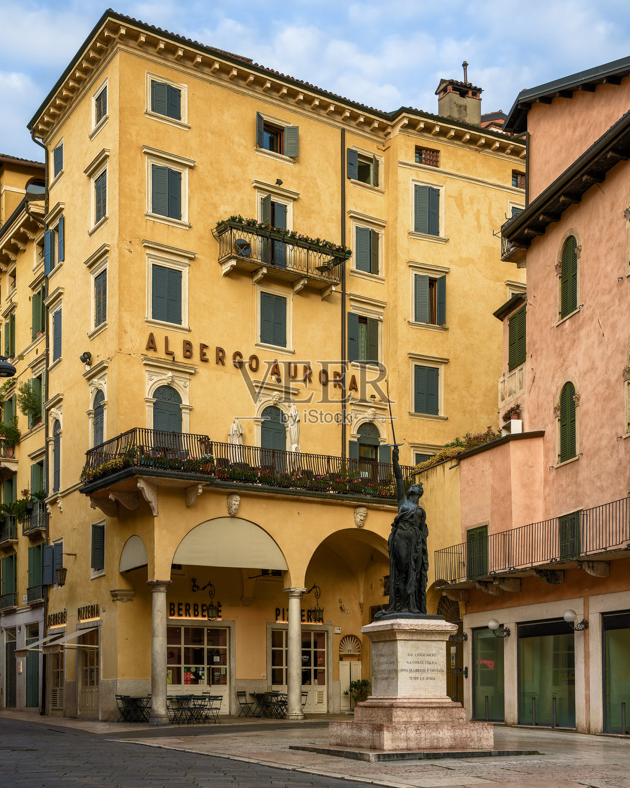 浪漫的爱情之城,朱丽叶和罗密欧的诞生地,美丽意大利的瑰宝,伦巴第的维罗纳。照片摄影图片