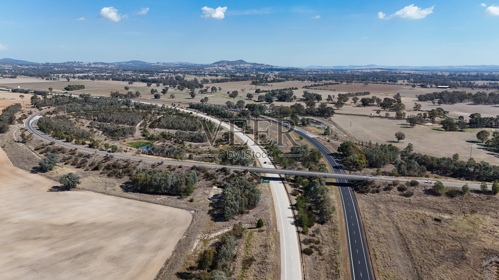 阿尔伯里北部的桌子山，休姆公路与奥林匹克公路交汇处照片摄影图片