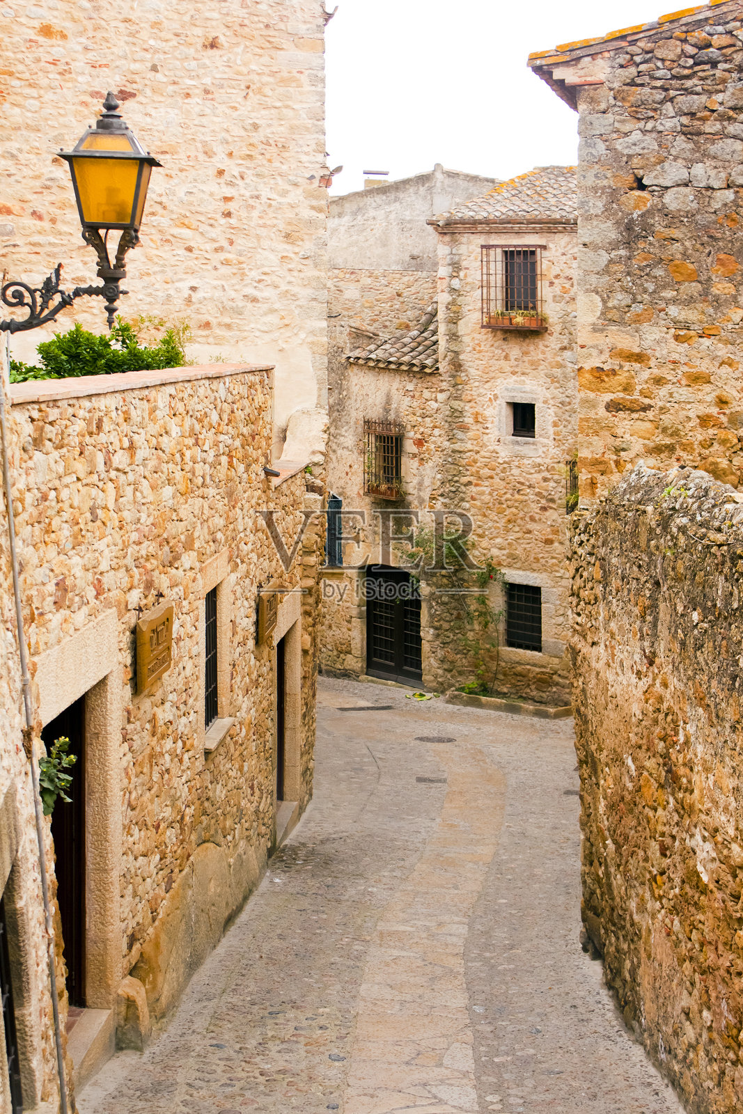 狭窄的街道，石头房屋。帕尔斯，赫罗纳。照片摄影图片