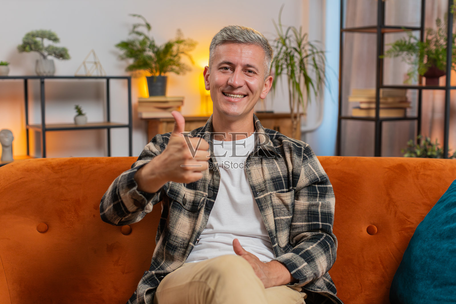 快乐的年轻人竖起大拇指，表示积极的好消息和正面的反馈。照片摄影图片