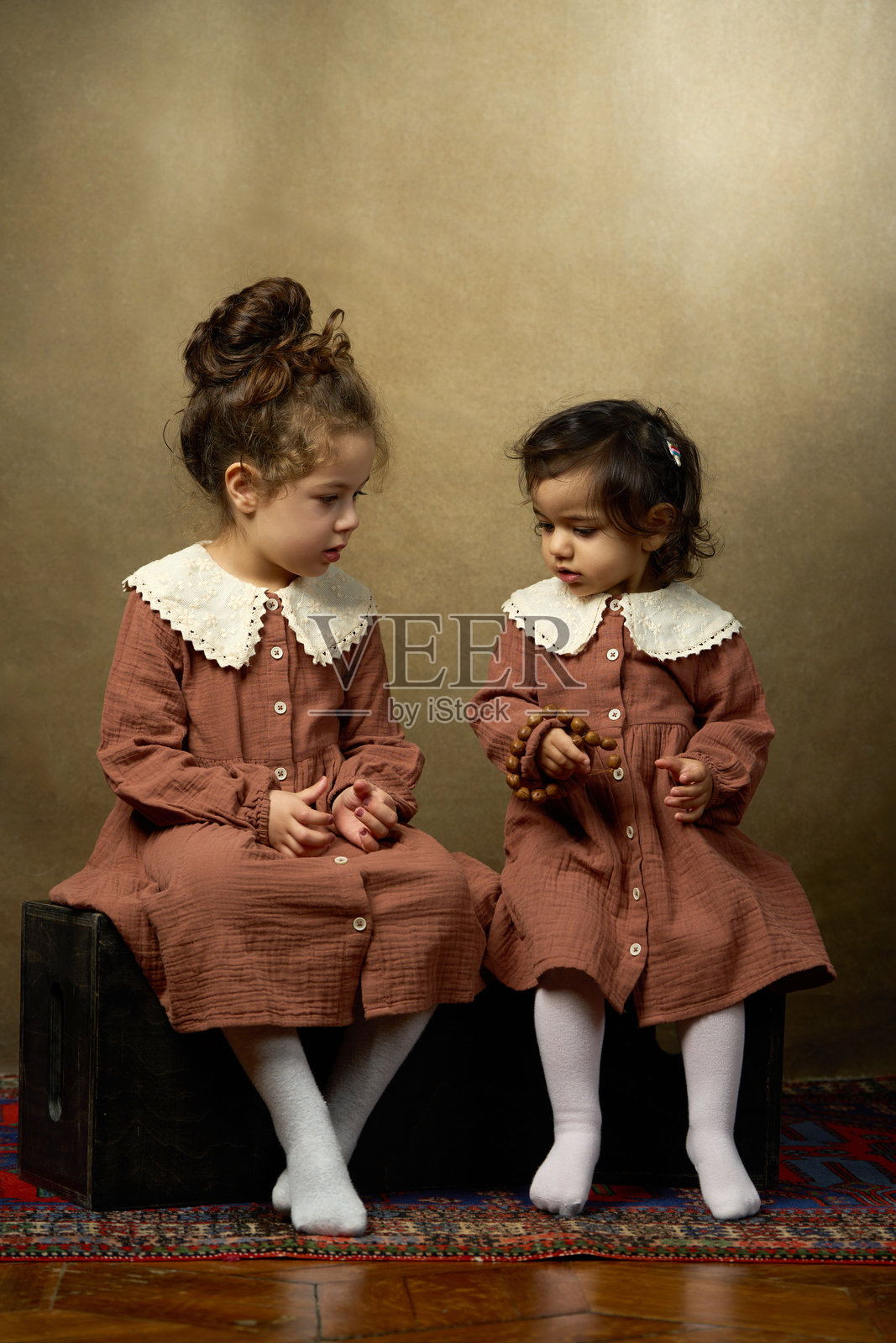 两个姐妹互相凝视照片摄影图片