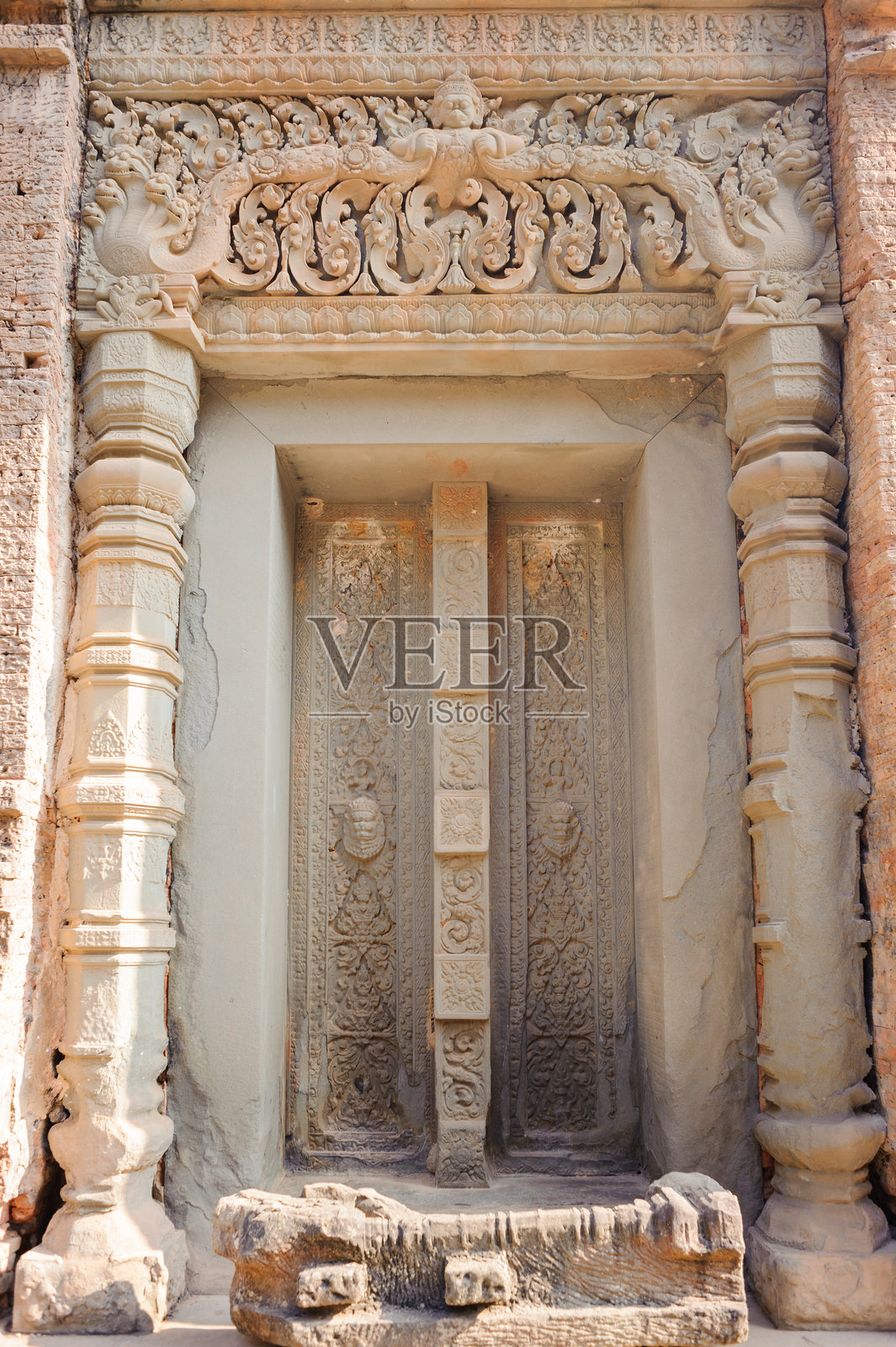 柬埔寨暹粒的普雷阿科寺庙的浮雕（低浮雕雕刻）。照片摄影图片