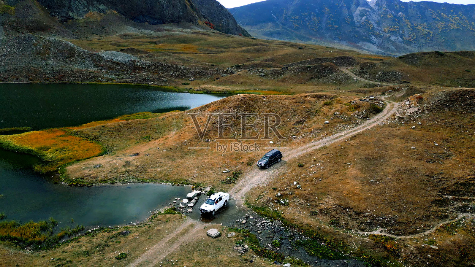 卡拉登兹黑海地区高地的秋季风景鸟瞰图，湖面上五彩斑斓的秋叶，阿尔西扬高原的漂浮岛屿，公牛湖和鱼湖。照片摄影图片