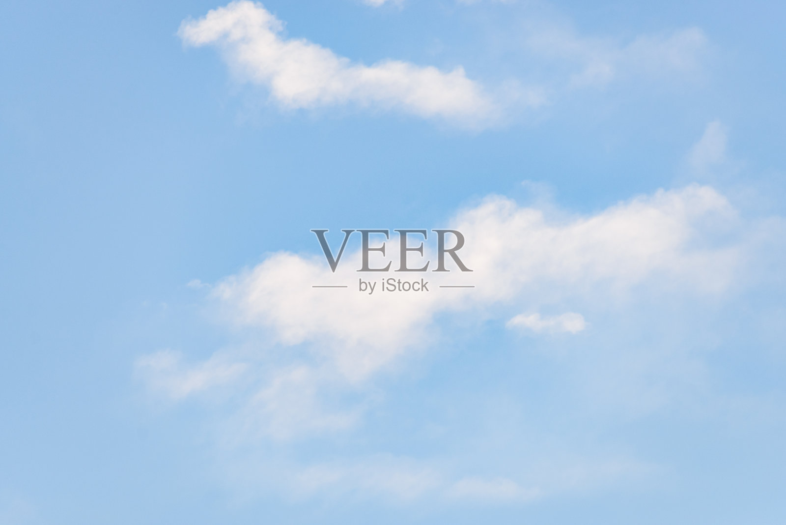 宁静的场景，淡蓝色的天空点缀着细腻的白云。照片摄影图片