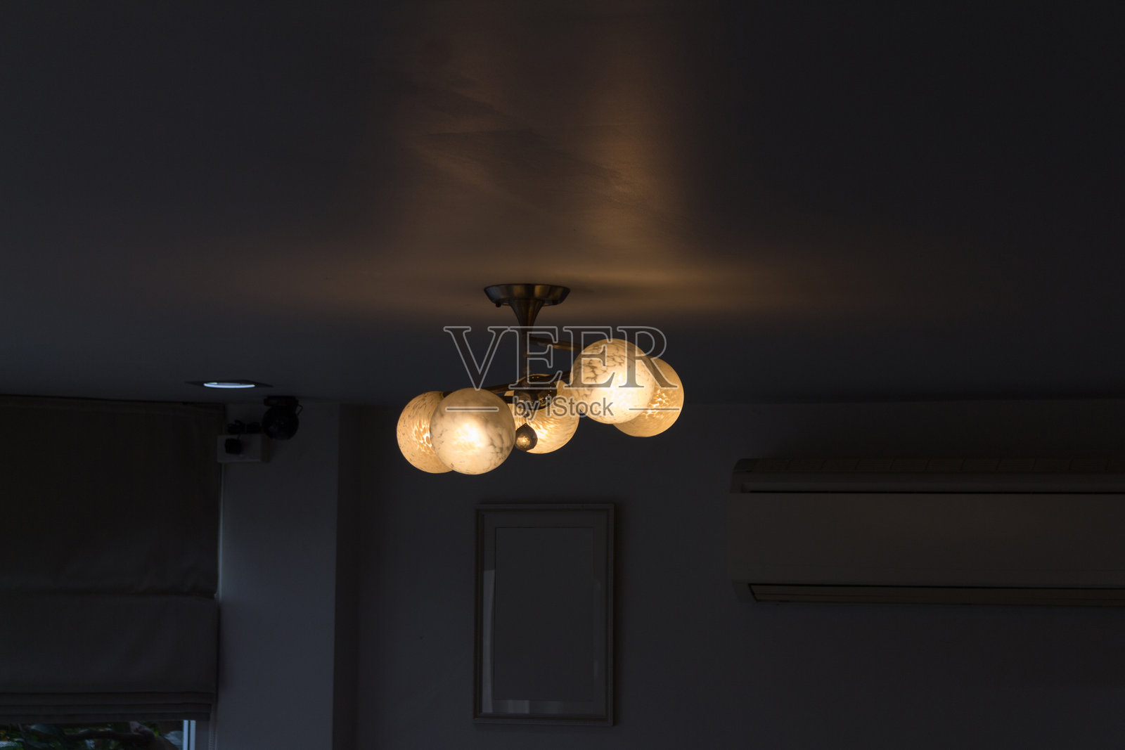 圆形电灯在室内卧室中照片摄影图片