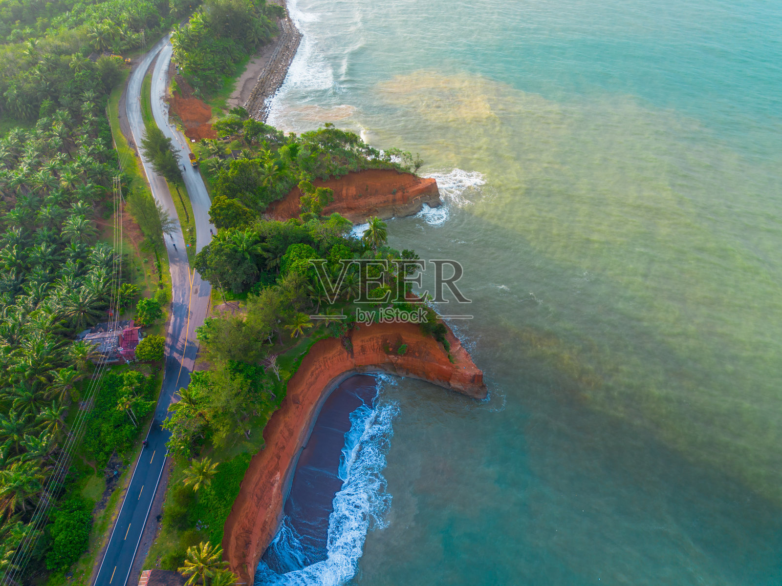 美丽的早晨景色，印度尼西亚的全景，稻田与美丽的色彩和自然光的天空。照片摄影图片