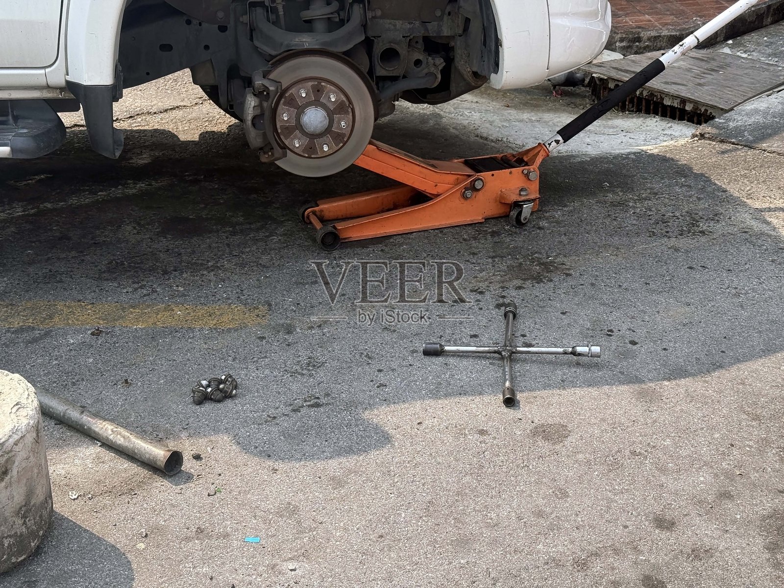 更换轮胎的汽车升降机。照片摄影图片