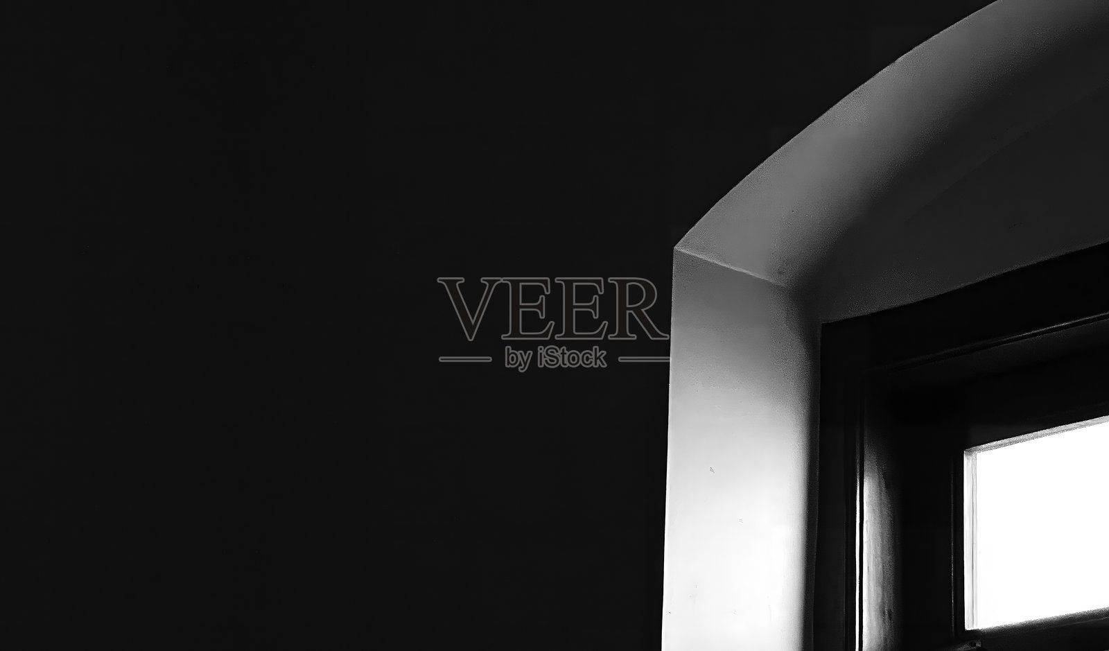 黑白单色图像，展示了古老的复古室内建筑，带有拱形木窗和通风百叶窗。照片摄影图片