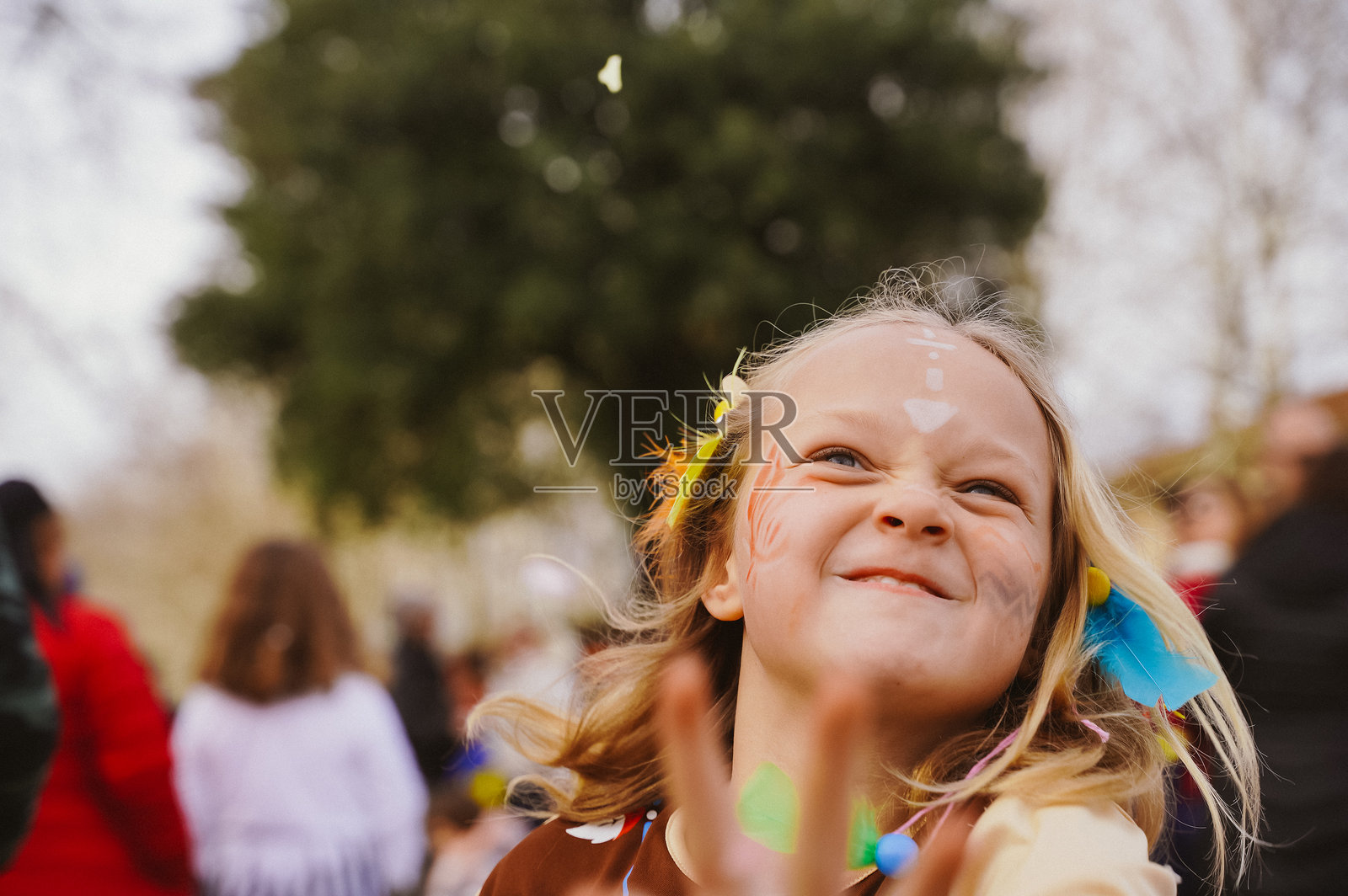 快乐的女孩为狂欢节化妆和打扮照片摄影图片