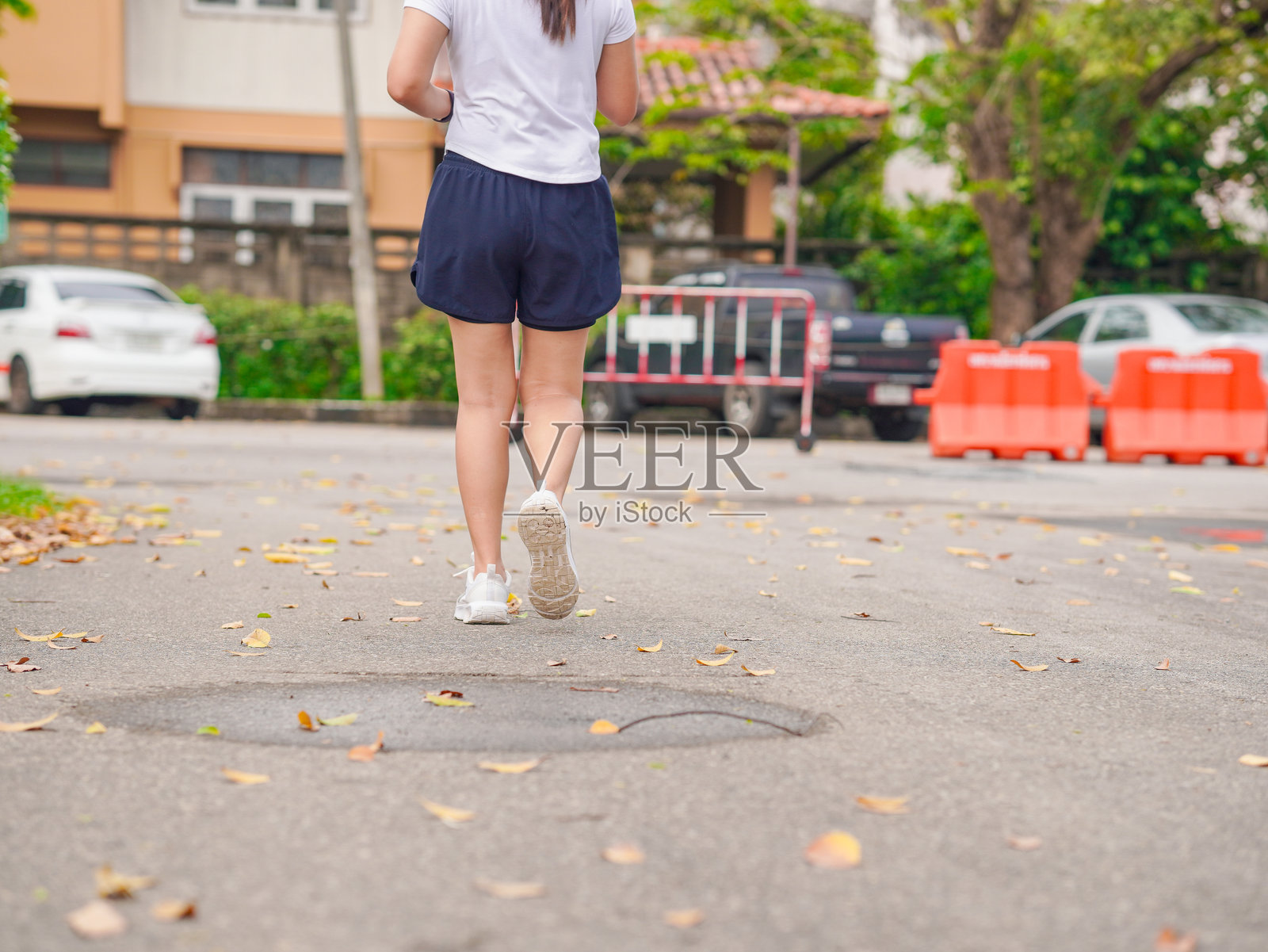 生活方式健康护理。亚洲女性在街上慢跑照片摄影图片
