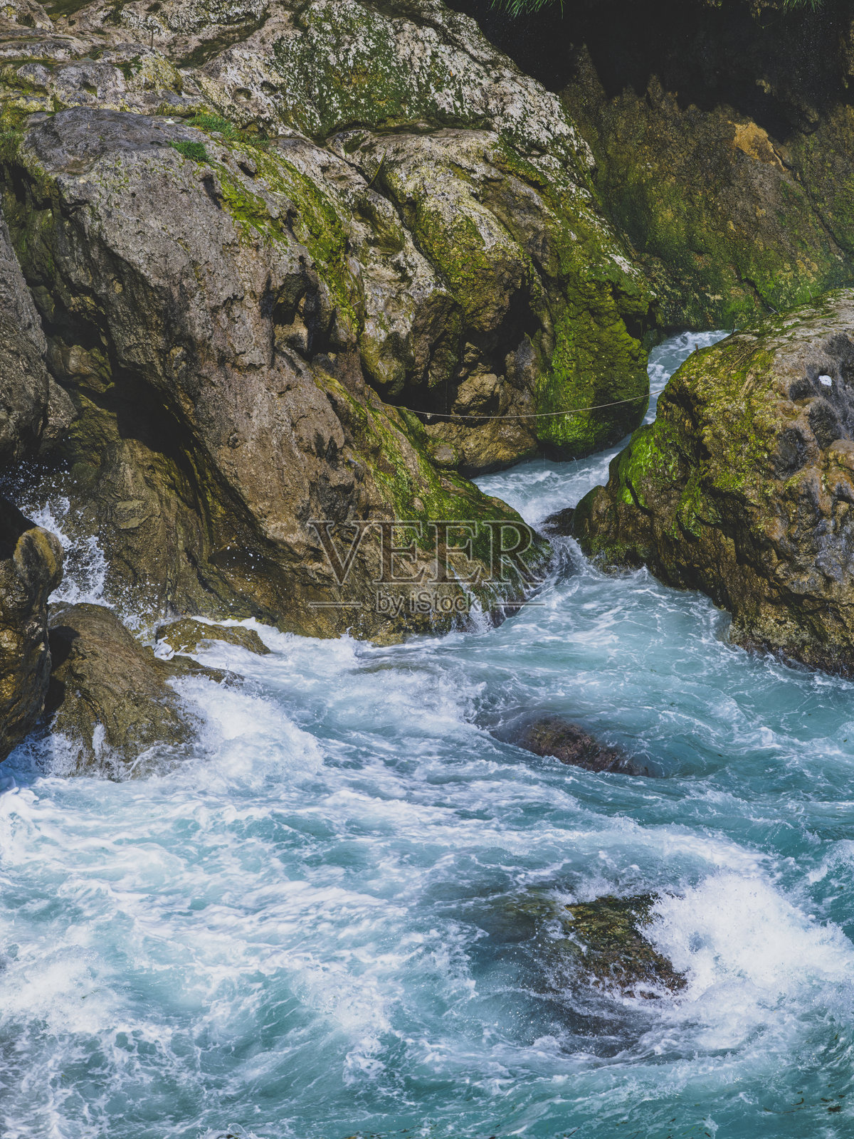 美丽的海浪拍打在岩石上照片摄影图片