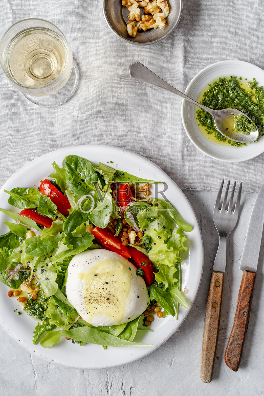 意大利沙拉：绿叶沙拉；马苏里拉奶酪；番茄；核桃。照片摄影图片