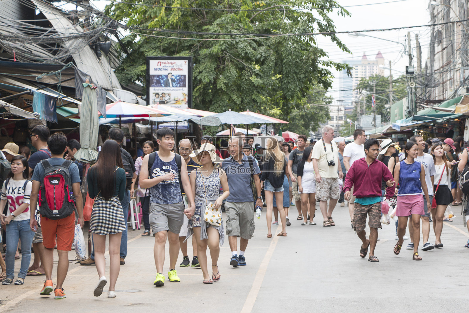 泰国曼谷 - 2015年11月07日：未被识别的游客商店照片摄影图片