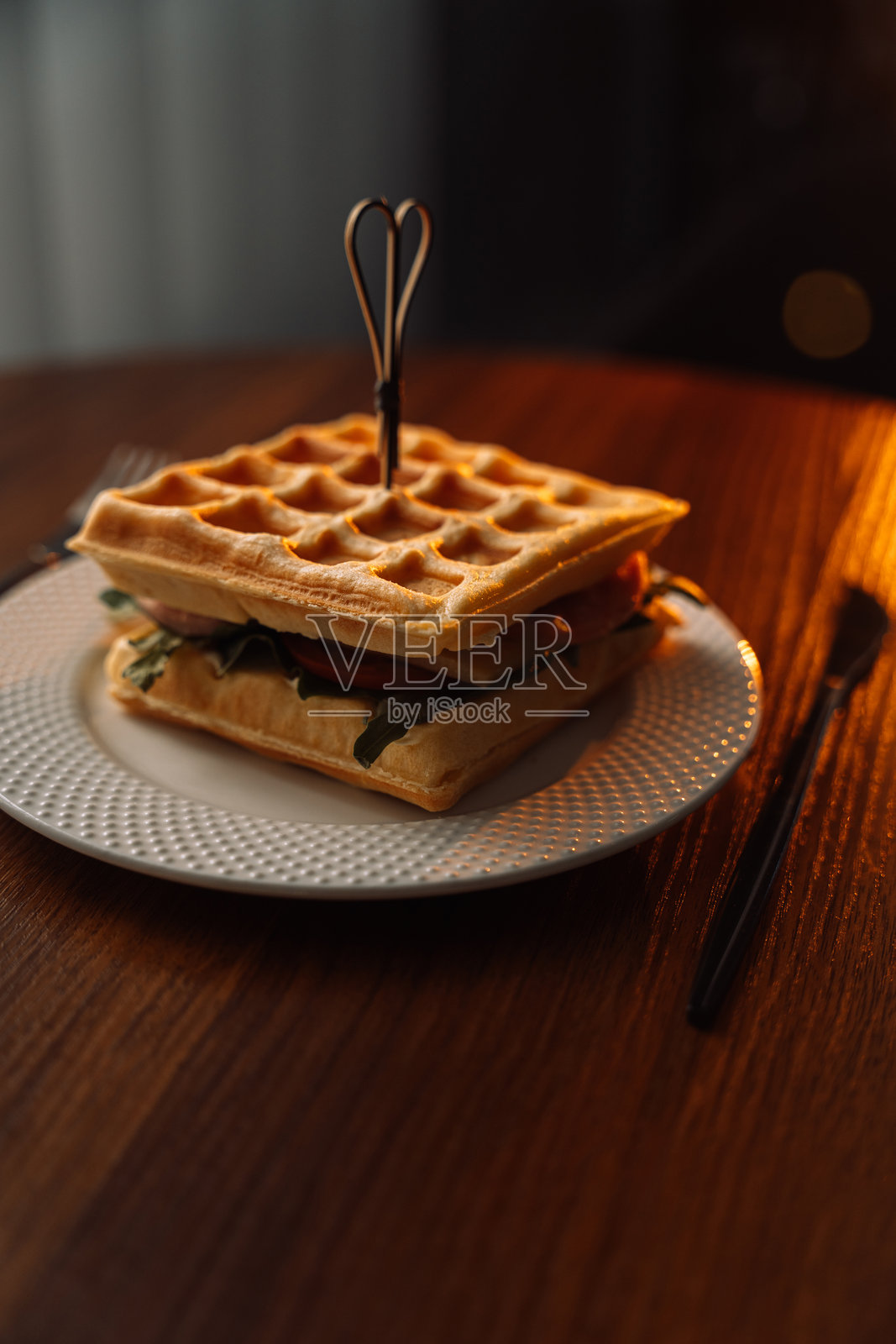 比利时华夫饼三明治，配有生菜、西红柿和奶酪照片摄影图片