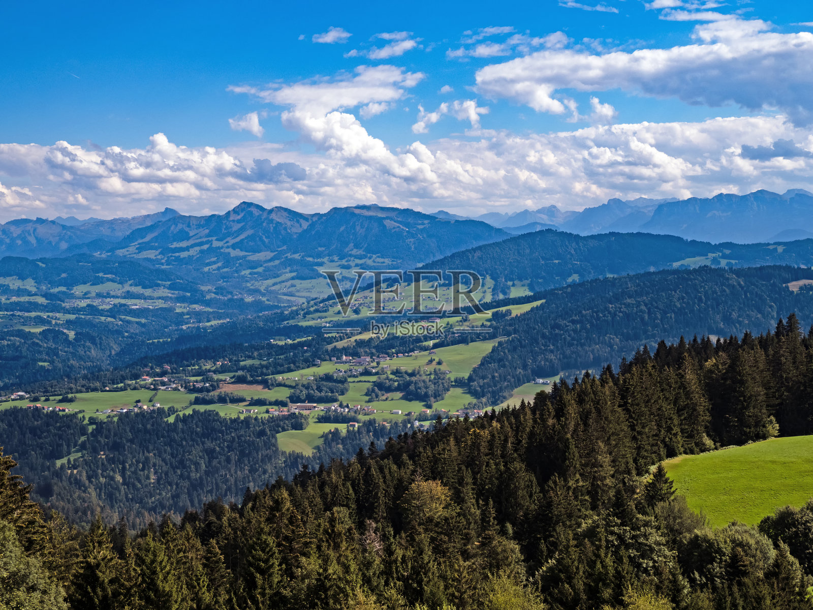 从芬德山顶俯瞰奥地利阿尔卑斯山的景色照片摄影图片