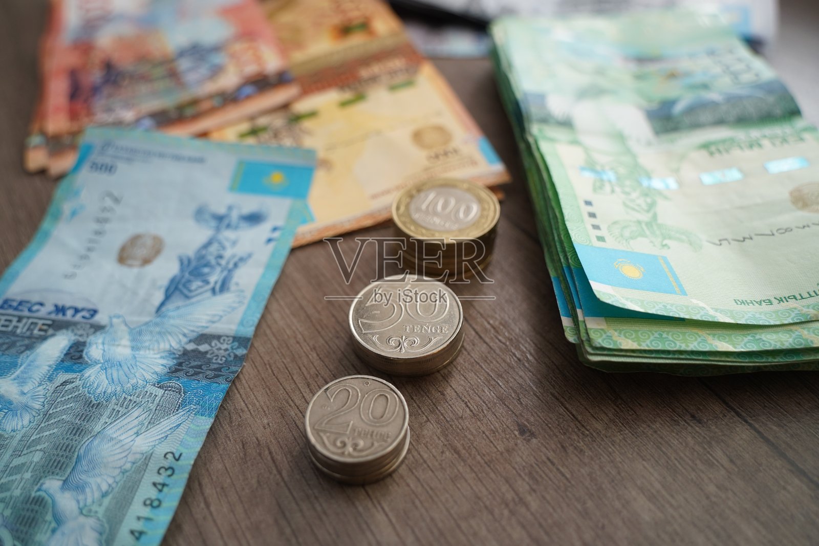 哈萨克斯坦硬币与不同面额的纸币一起展示照片摄影图片