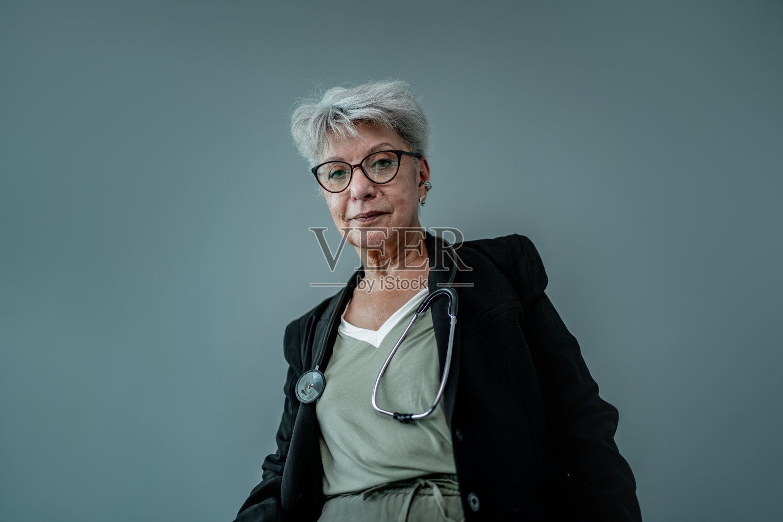 灰色背景下的女性医生肖像照片摄影图片