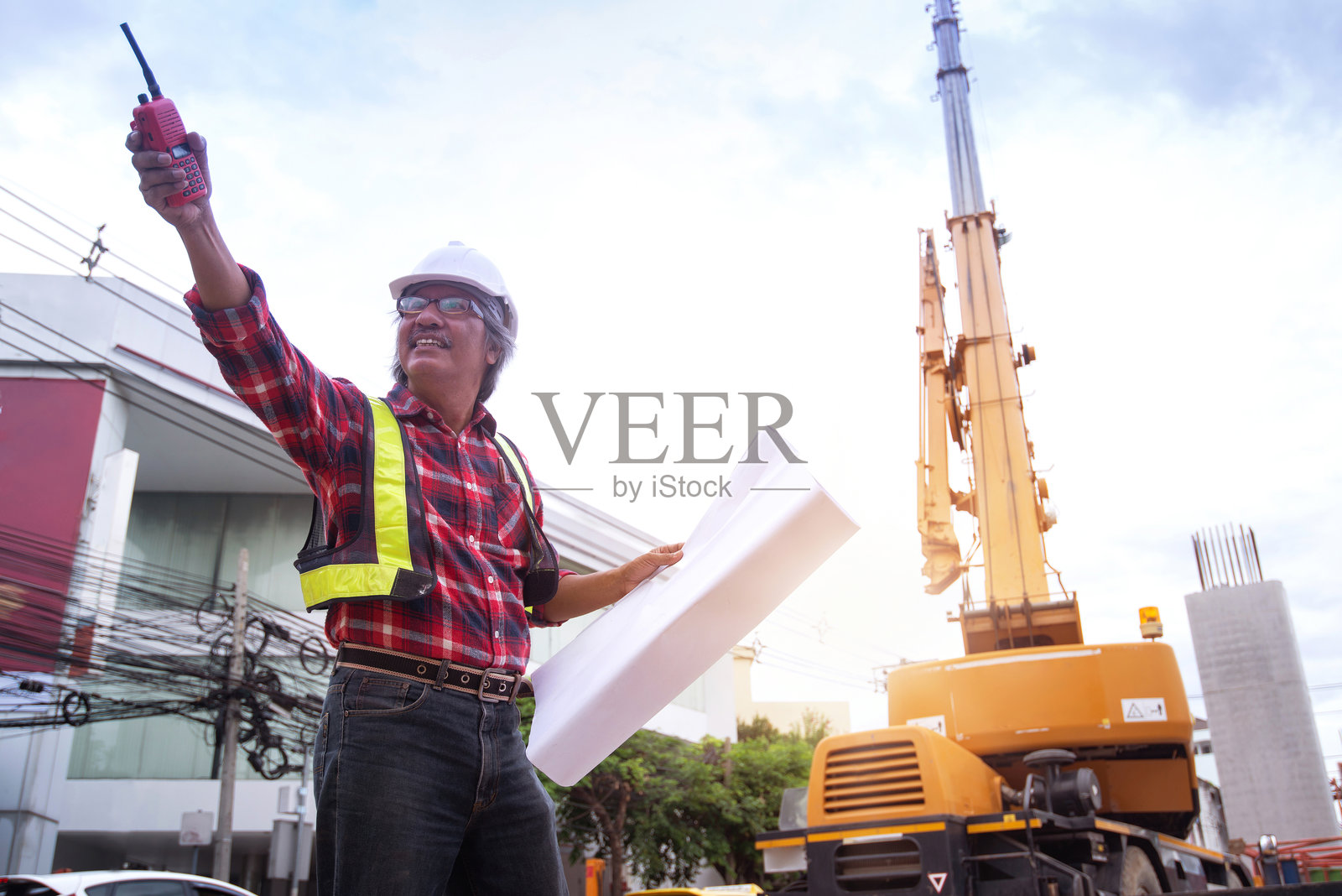 亚洲工程师或工头正在建筑工地监督施工工作照片摄影图片