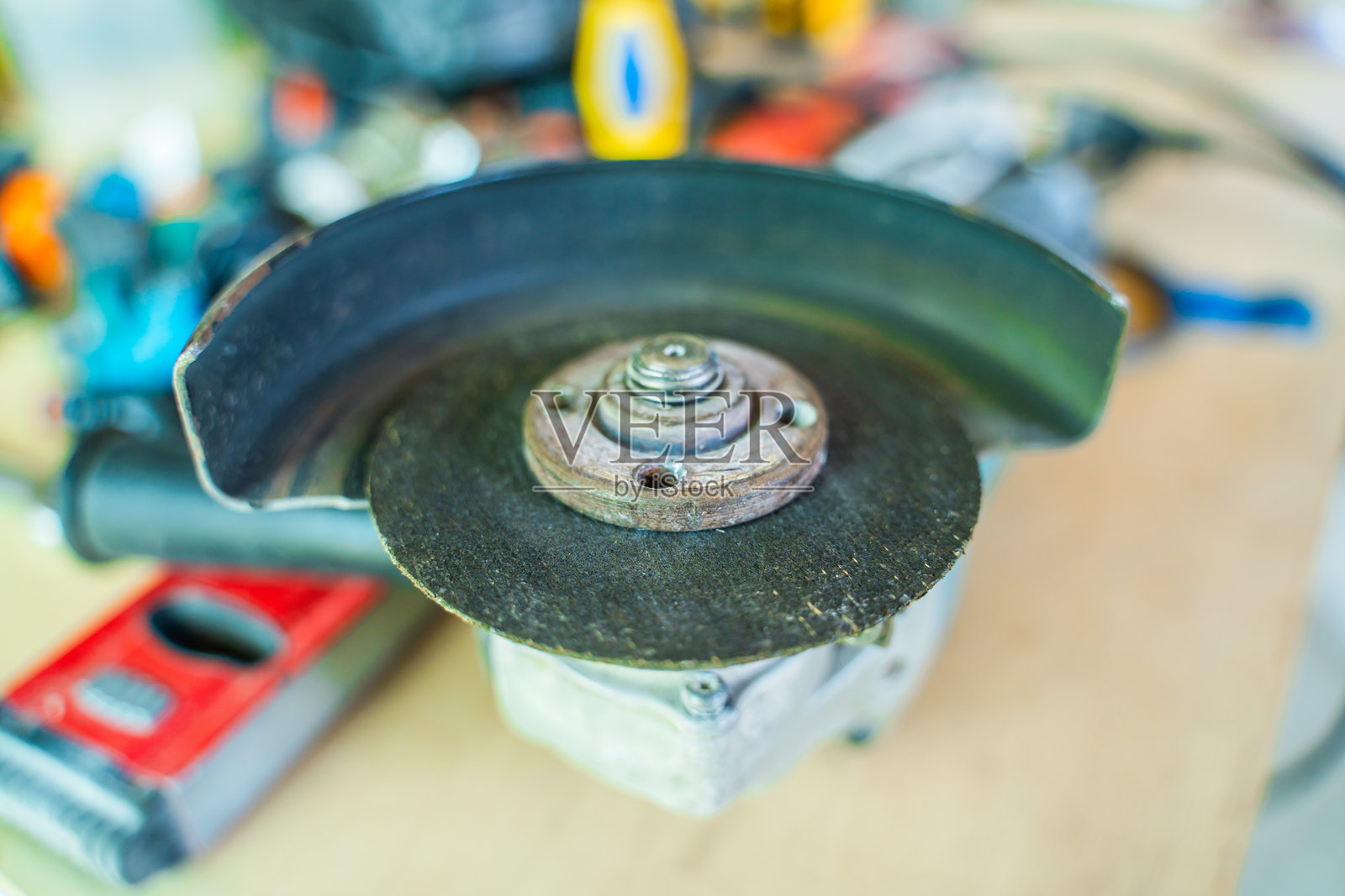 带金属轮的角磨机特写照片摄影图片