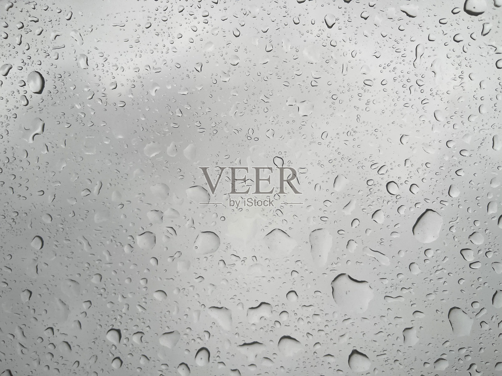 灰色背景上的玻璃水滴照片摄影图片