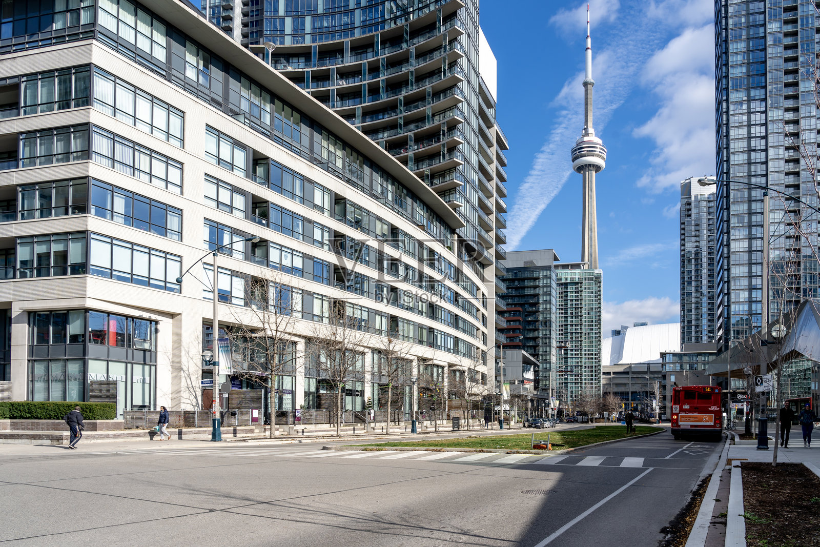 多伦多福特约克街向东的景观，背景中有CN塔。照片摄影图片