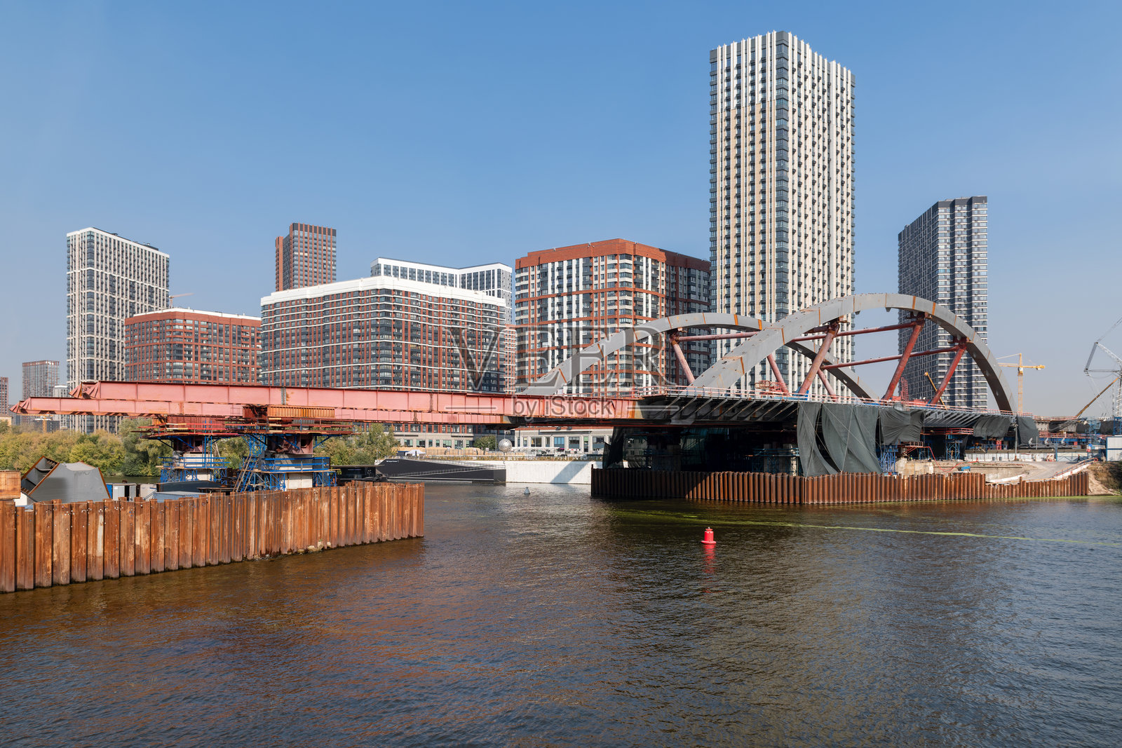 莫斯科菲利区跨莫斯科河的新阿卡德米卡·科罗廖夫桥的建设照片摄影图片