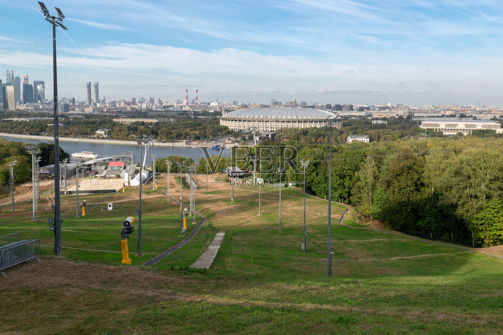 沃罗比约夫山滑雪胜地的夏日景象照片摄影图片