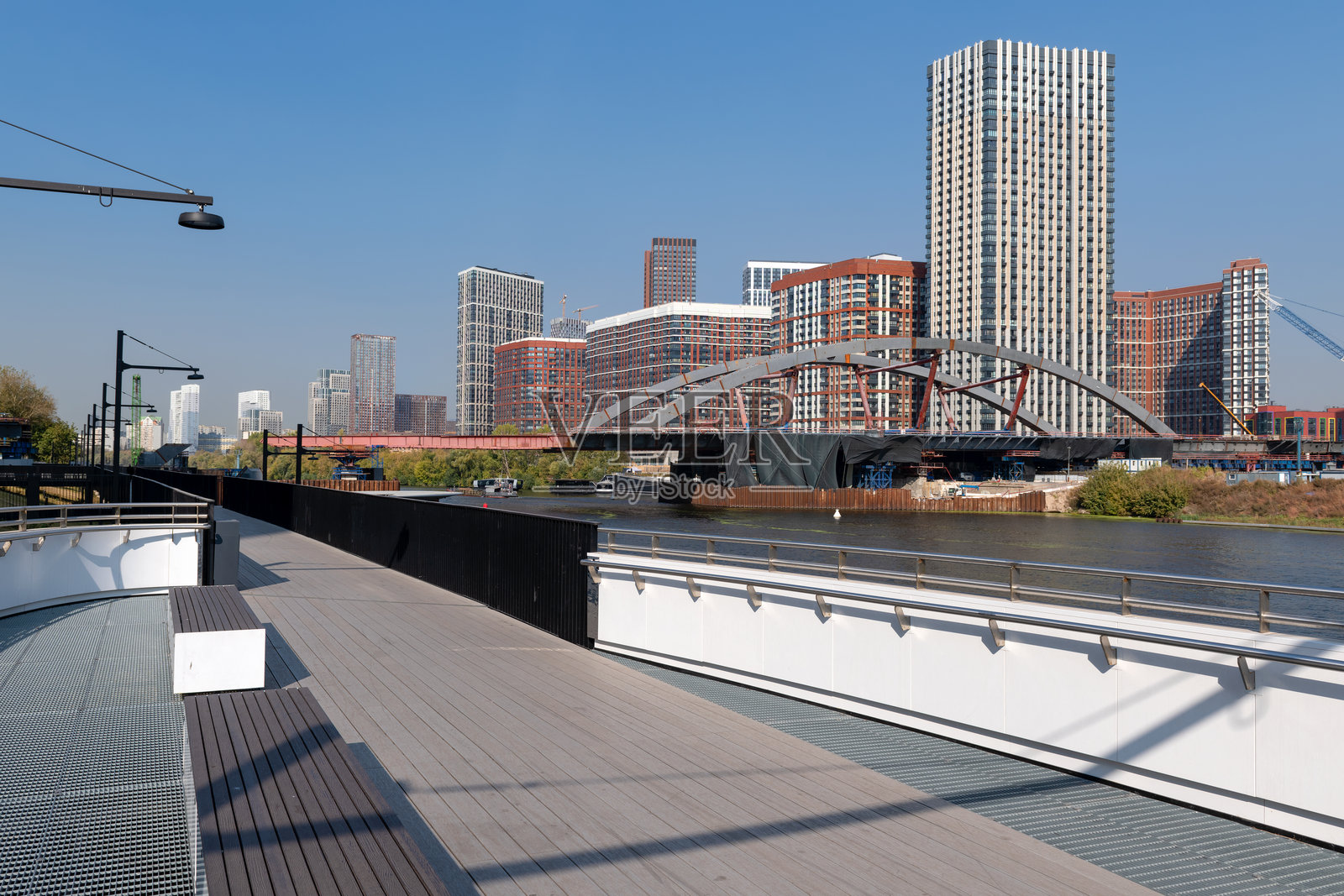 莫斯科，俄罗斯。莫斯科河岸和北区的景观，住宅综合体“我的地址”位于贝雷戈沃耶，48号街区，菲列夫斯基公园地区。照片摄影图片